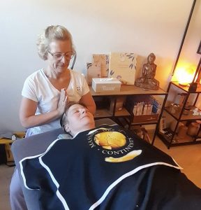 Anja geeft een massage met gebruik van 5 continenten sessie